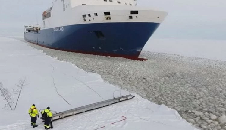 «Ρεσάλτο» πιλότου σε πλοίο – Κλήθηκε να το οδηγήσει σε λιμάνι υπό δύσκολες καιρικές συνθήκες (Βίντεο)